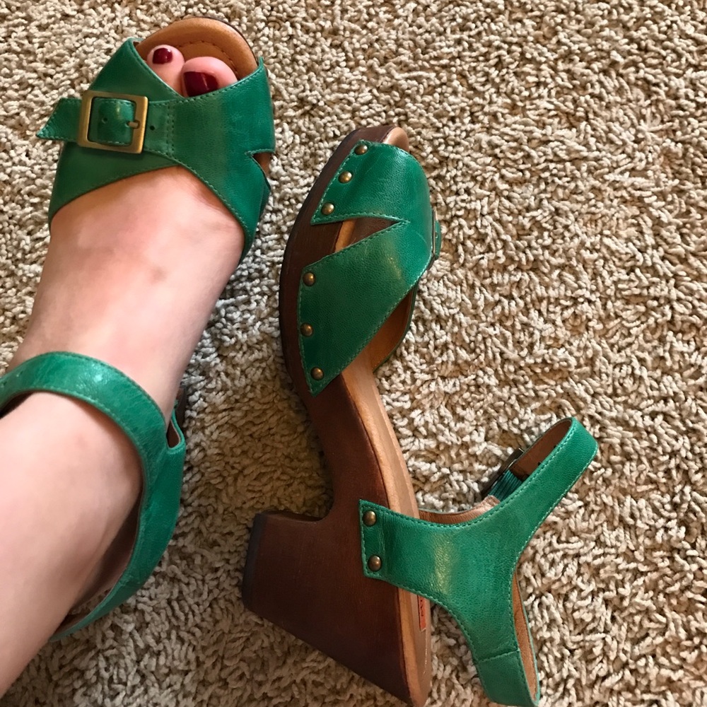 Miz Mooz green leather platform heels 8